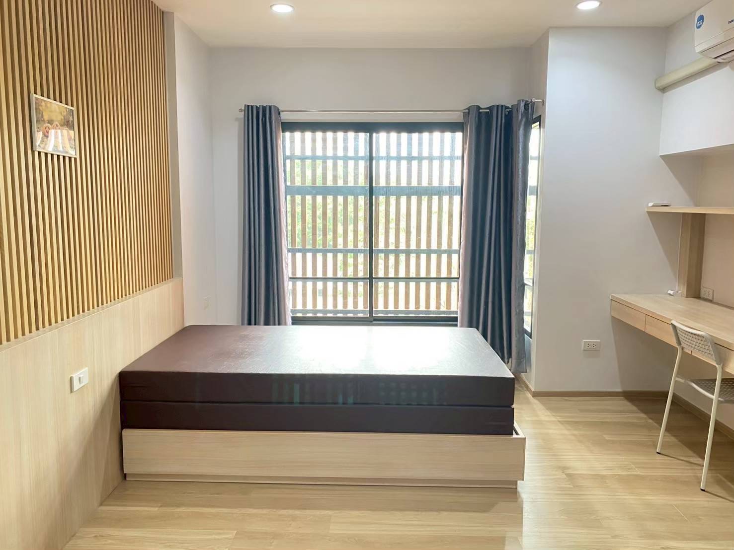 Private guest room at Bangkok Dentists S23 with a bed and desk